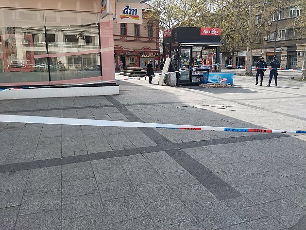 Na prolaznicu pao deo drvene skele sa Norka (FOTO)