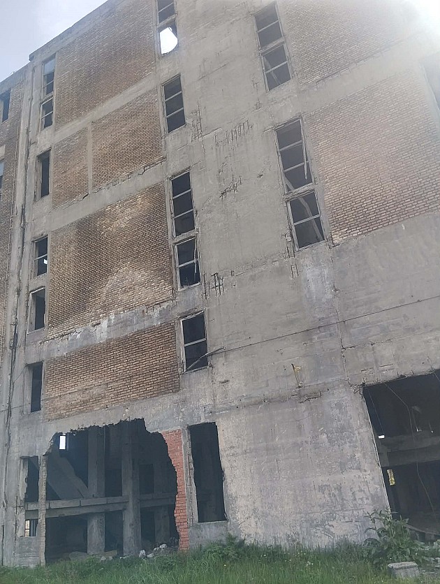 Mladić pao sa 30 metara u napuštenoj Azotari, zadobio teške povrede