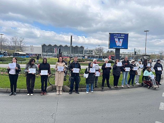 Novosađani obeležili 17 meseci od pada nadstrešnice i pogibije 16 ljudi