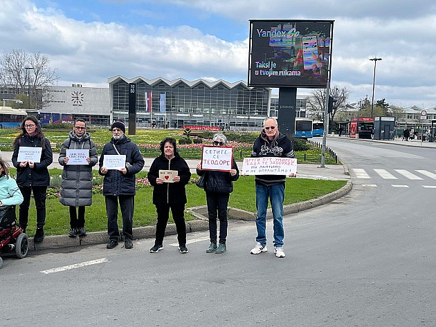 Novosađani obeležili 17 meseci od pada nadstrešnice i pogibije 16 ljudi