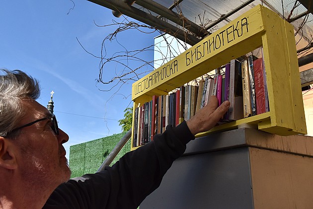 Šestoaprilska biblioteka ove godine na žutoj polici kod SNP-a i uz humanitarni karakter