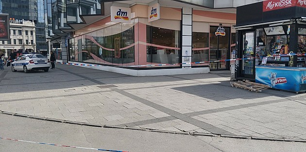 Na prolaznicu pao deo drvene skele sa Norka (FOTO)