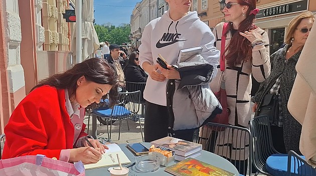 Novosadskoj književnici Gradska biblioteka naprasno otkazala gostovanje, ona ispred obeležila Svetski dan knjige