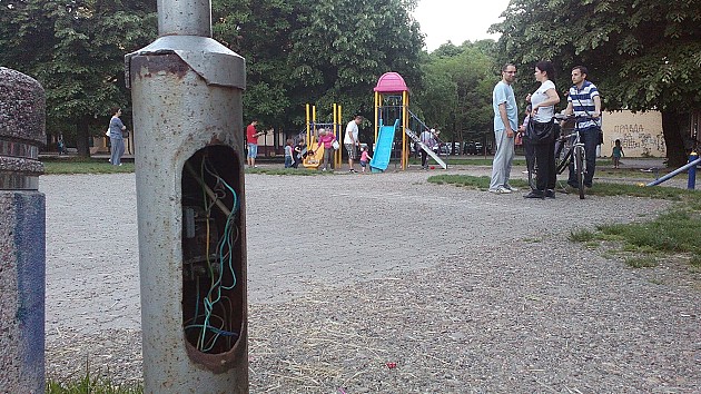FOTO: Opasnost na dečjem igralištu