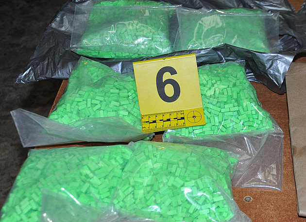 Zaplenjeno 20 kg narkotika i 10 ručnih bombi, uhapšeno šest osoba
