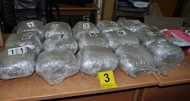 Zaplenjeno 20 kg narkotika i 10 ručnih bombi, uhapšeno šest osoba