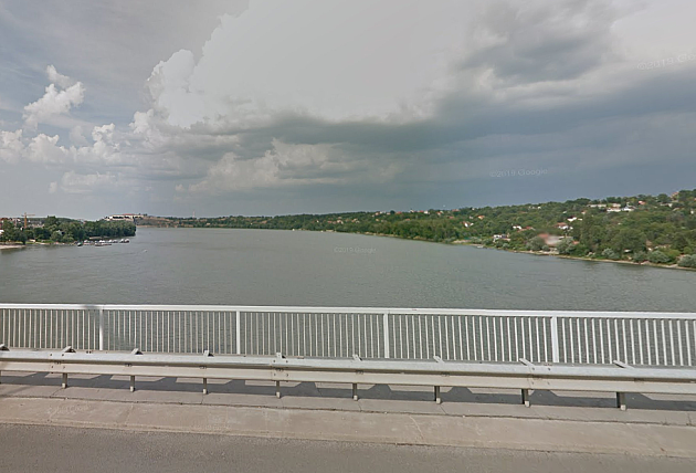 Muškarac teško povređen pri skoku sa Mosta slobode u Dunav