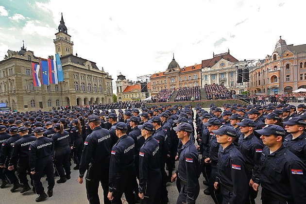 U Novom Sadu promovisano 711 policajaca i vatrogasaca, među njima 125 žena