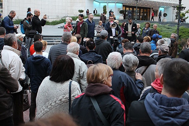 Umesto protestne šetnje, u Novom Sadu organizovan „otvoreni parlament“