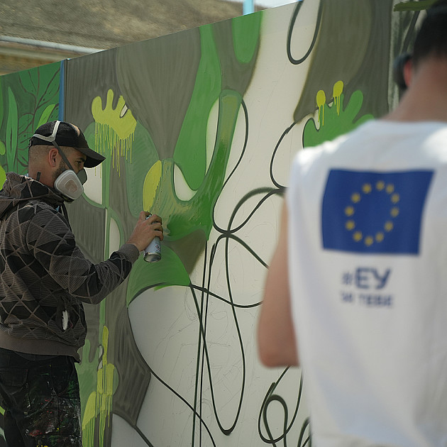 Osam mladih umetnika oslikava pokretni mural na Trgu slobode