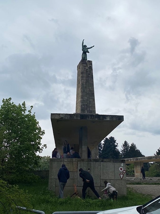 Zabeležen jedan incident na Fruškoj gori, posetioci uz sam spomenik pekli ražanj