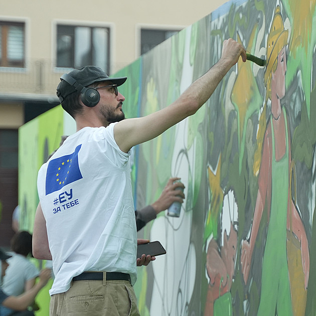 Osam mladih umetnika oslikava pokretni mural na Trgu slobode