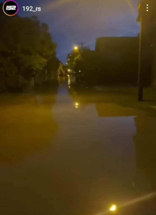 Potop zbog obilnih padavina, ulice pod vodom, sve službe izašle na teren, sanira se šteta