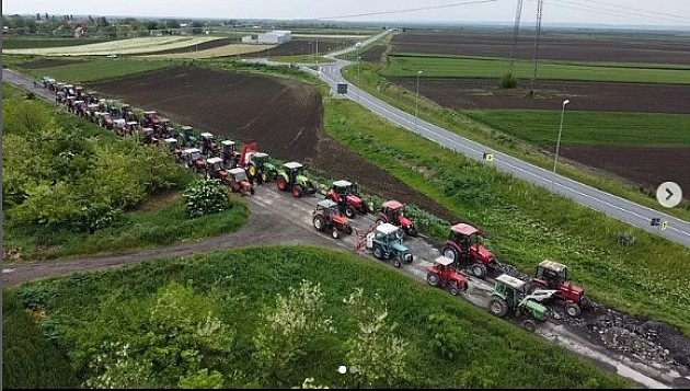 Desetine traktora stiglo na protest u Novi Sad