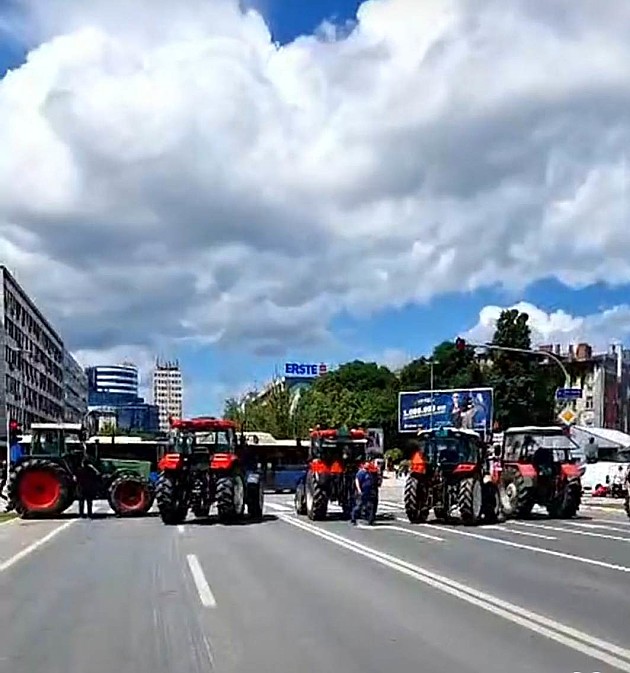 Traktori blokirali Bulevar Mihajla Pupina kod Banovine
