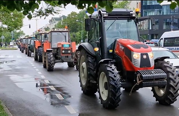 Desetine traktora stiglo na protest u Novi Sad