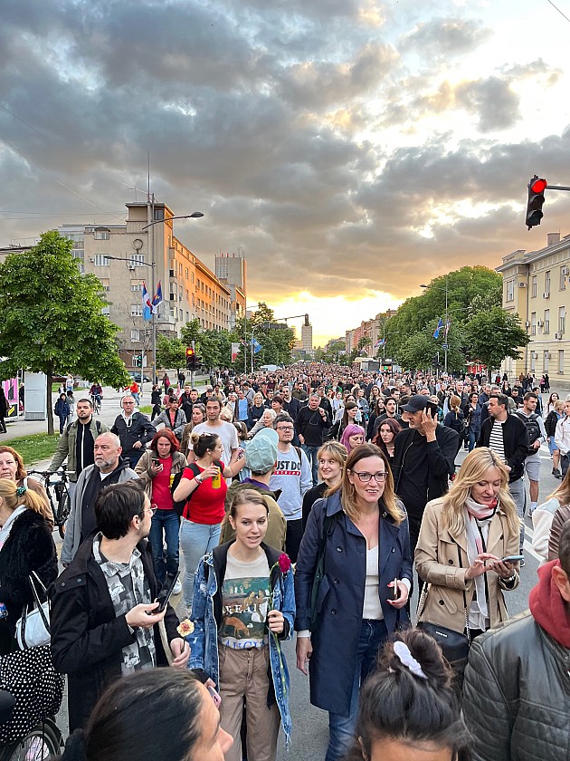 Održan protest u Novom Sadu, građani poslali cveće Dunavom za Beograd