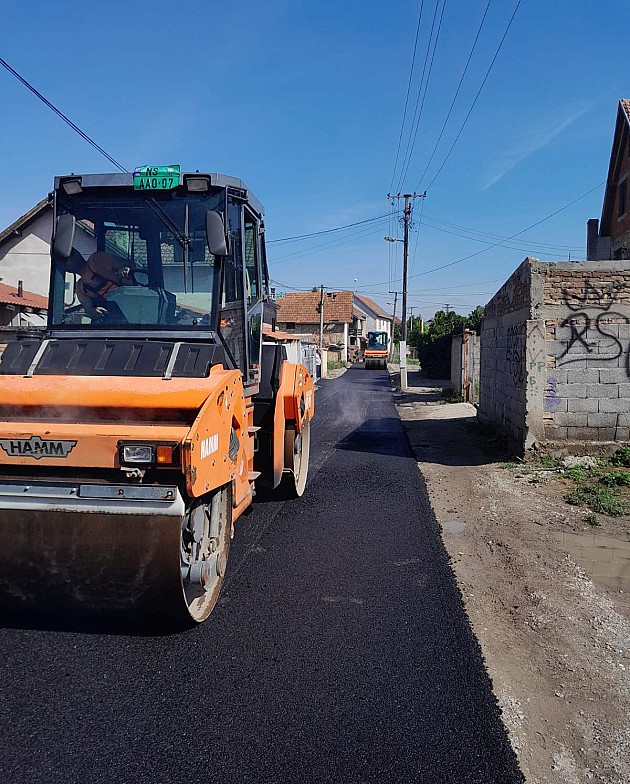 Intenzivni radovi na asfaltiranju i popravkama ulica 