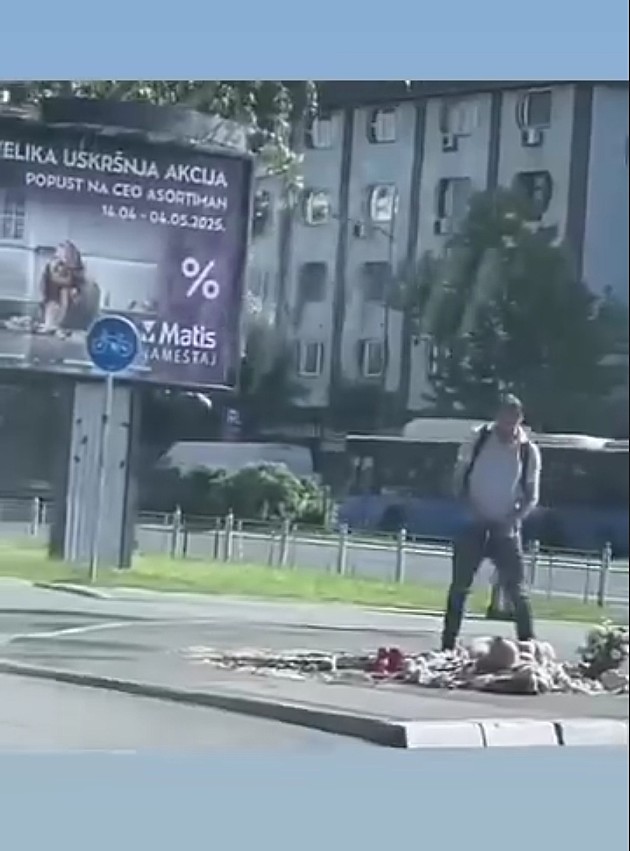 Muškarac urinirao po cveću ostavljenom za nastradale pod nadstrešnicom