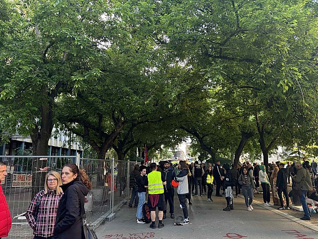U sredu kod zgrade suda skup podrške studentkinji kojoj su SNS aktivisti polomili vilicu