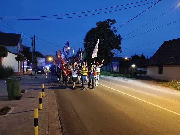 Šest meseci od tragedije na Železničkoj stanici: Novosađani dočekali pešake iz Pomoravlja, danas veliki protest