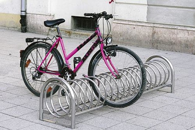 Širom grada postavljanje držača za bicikle