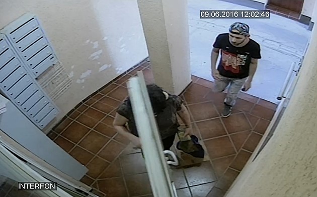 [VIDEO] Drska krađa u hodniku zgrade