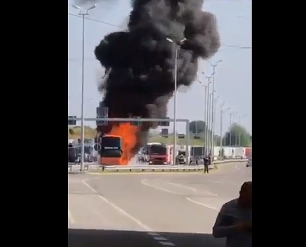 Novosadski autobus potpuno izgoreo na granici sa Makedonijom, putnici evakuisani