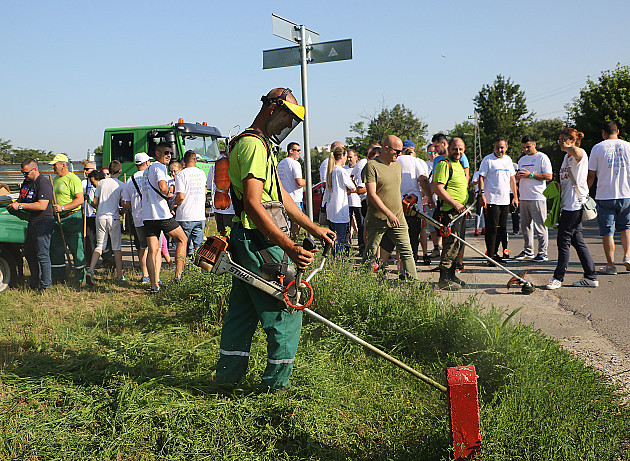 U okviru „Nedelje za čistiju Vojvodinu“ danas čišćen Novi Sad, rukave zavrnuo i gradonačelnik