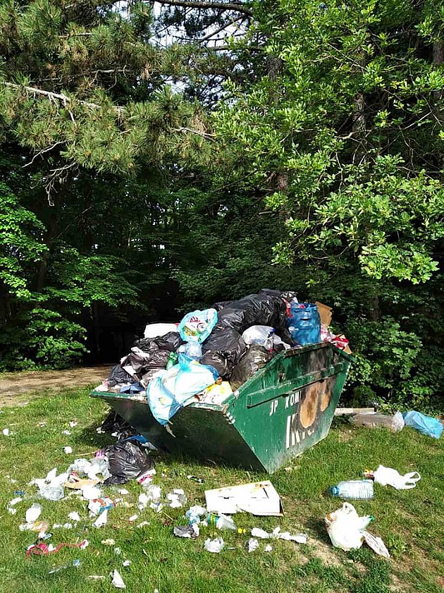 Tokom vikenda uništene putokazne table i ukraden mobilijar, gomile smeća na Fruškoj gori