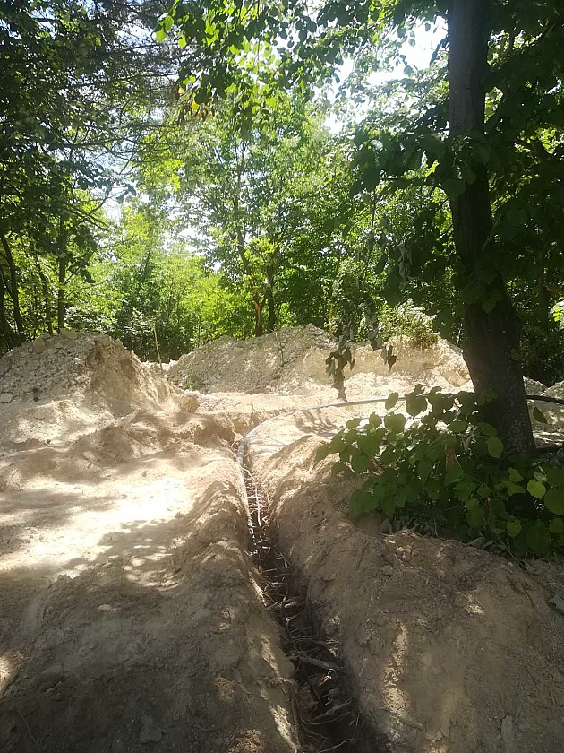 Otkrivena nelegalna vodovodna mreža u Petrovaradinu, na potezu Širine