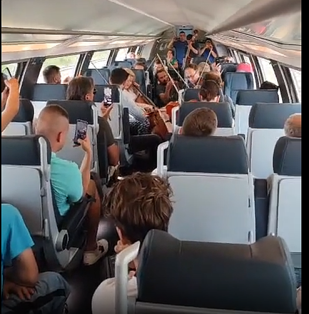 Vojvođanski simfoničari oduševili putnike brzog voza „Soko“ svojim nastupom