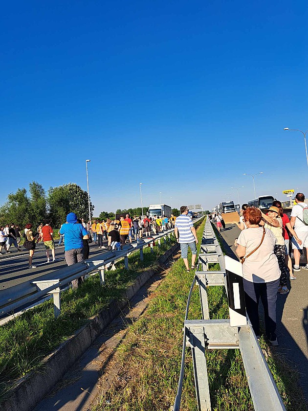 Učesnici protesta "Srbija protiv nasilja" blokirali auto-put kod megamarketa „Roda“