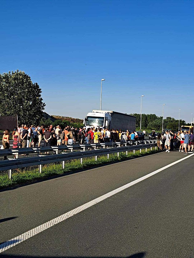 Učesnici protesta "Srbija protiv nasilja" blokirali auto-put kod megamarketa „Roda“