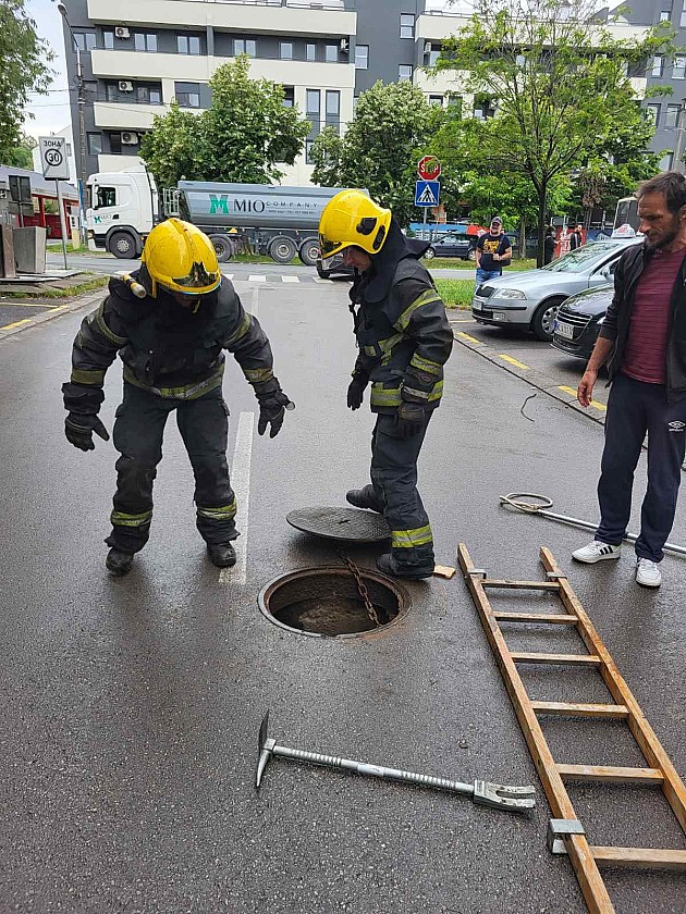 Vatrogasci spasili psa koji je bio zaglavljen u šahtu