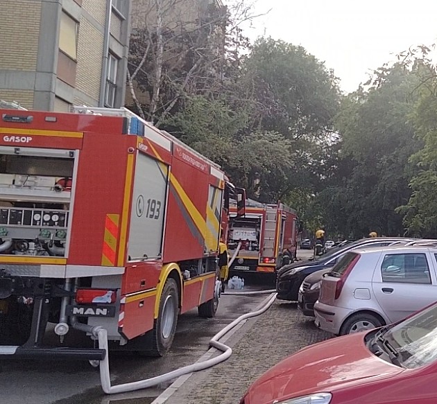 Požar u zgradi u Ulici Omladinskog pokreta, u gašenju učestvuje veliki broj vatrogasaca 