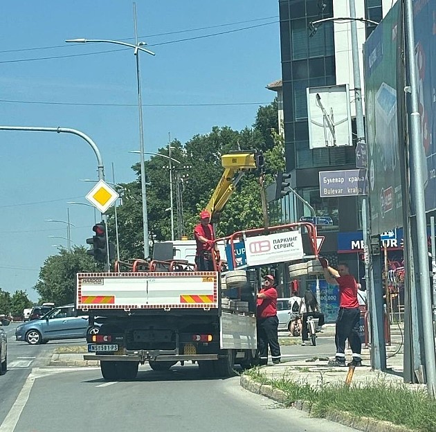 „Čistoća“ povlači nadzemne kontejnere sa ulica, širom grada uklonili betonske kante za smeće