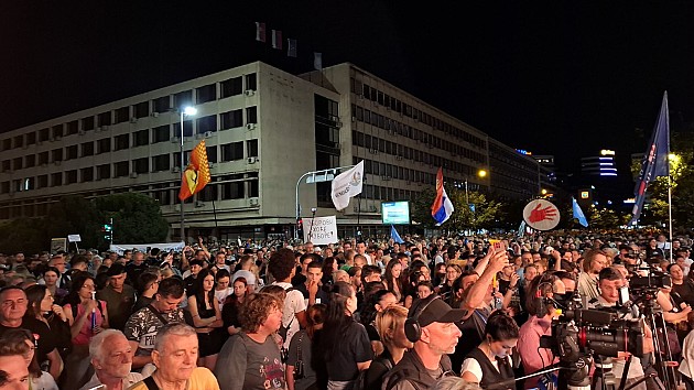 Građani i studenti blokirali Skupštinu grada, u naguravanju sa policijom jedan mladić povređen