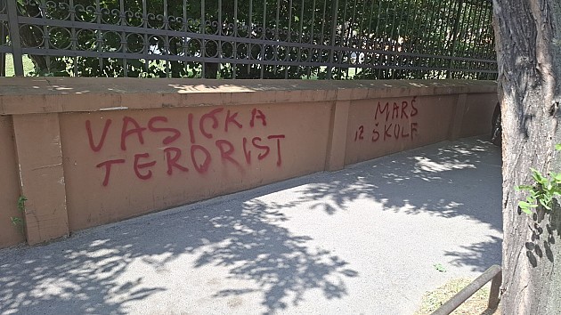 Ćaci sa zida ograde Jovine gimnazije poručuje: "Marš iz školf" (FOTO)