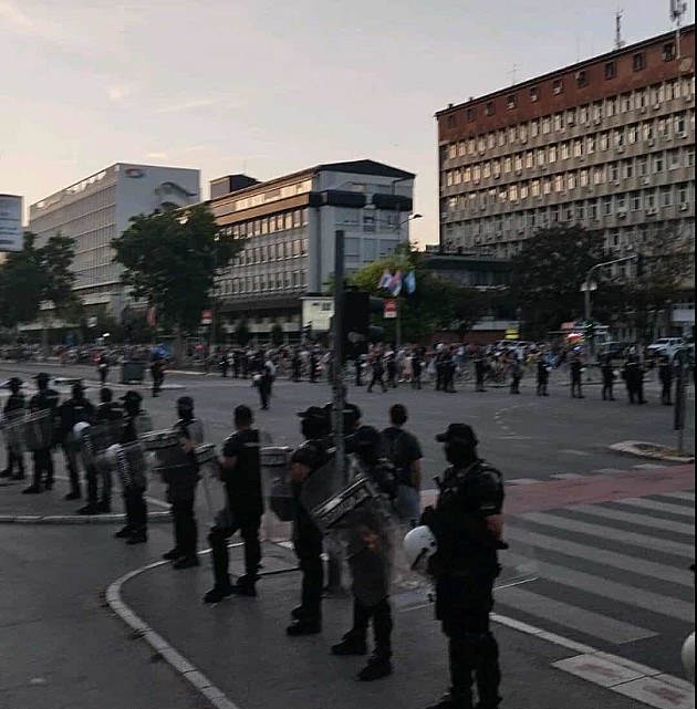 Blokirane raskrsnice na više lokacija, dojava o bombi na FTN-u, policija na Bulevaru oslobođenja 