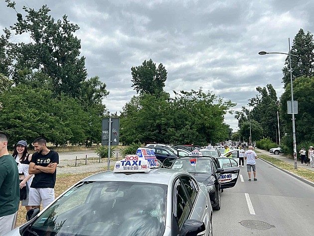 Više stotina automobila sa studentima i građanima Novog Sada pošlo za Beograd 