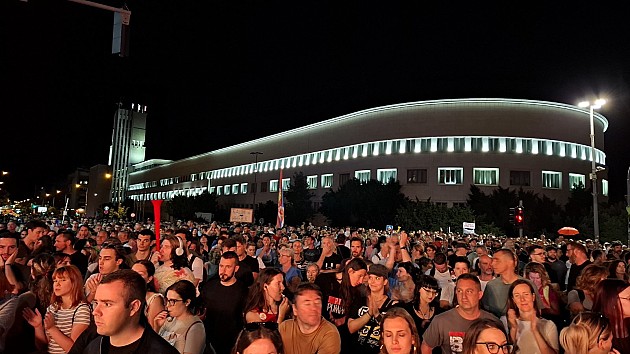 Građani i studenti blokirali Skupštinu grada, u naguravanju sa policijom jedan mladić povređen