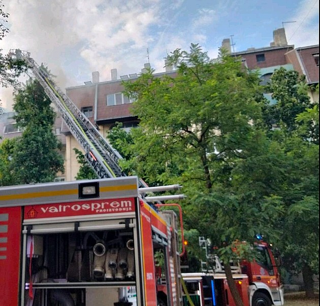 Požar u zgradi u Ulici Omladinskog pokreta, u gašenju učestvuje veliki broj vatrogasaca 