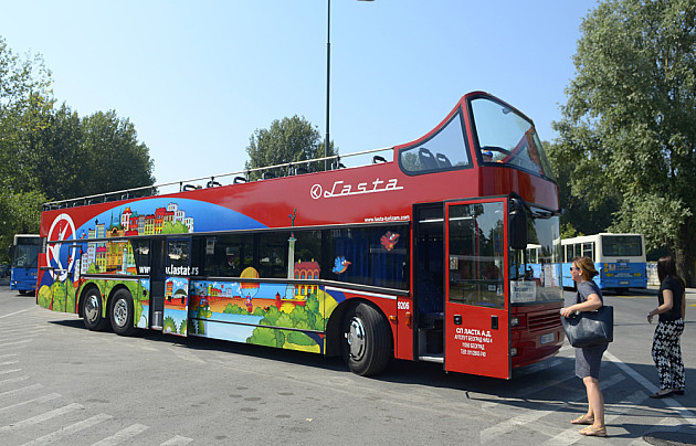 Fijasko: Autobus za panoramno razgledanje Novog Sada oblepljen motivima Beograda