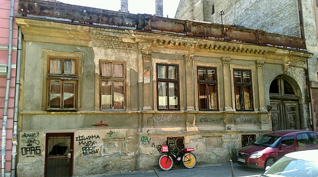 Stare fasade prete da se obruše na prolaznike