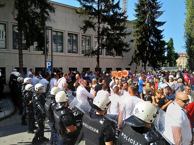 Vučić nije znao za protest, ali zna da je policija bila blaga i da je obezbeđenje skupštinsko 