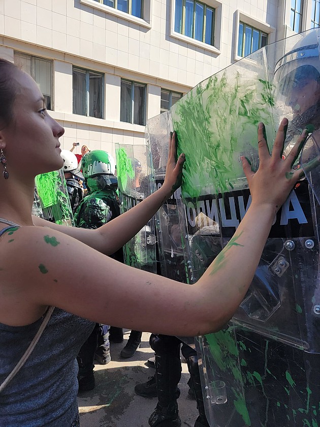 Sukob demonstranata i policije na protestu, policijski štitovi ofarbani u zeleno, ima privedenih