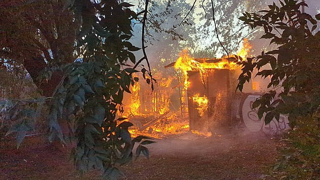 Izgorela napuštena baraka Mostogradnje kod Štranda, požar i na divljoj deponiji kod Kaća 