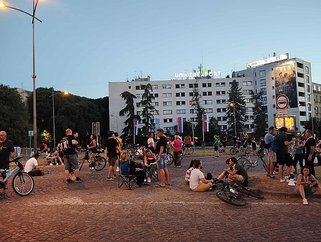 Studenti pozvali građane u zajedničku borbu protiv režima, blokirali raskrsnice i mostove, sutra blokade od jutra
