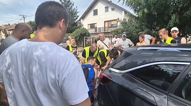 Incident u Bukovcu, vozač potegao skalpel na novosadske bicikliste 